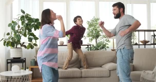 Bláznivá rodina tancuje doma — Stock video