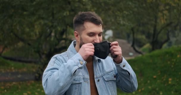 Man bär skyddande ansiktsmask för att förhindra spridning av virussjukdom — Stockvideo