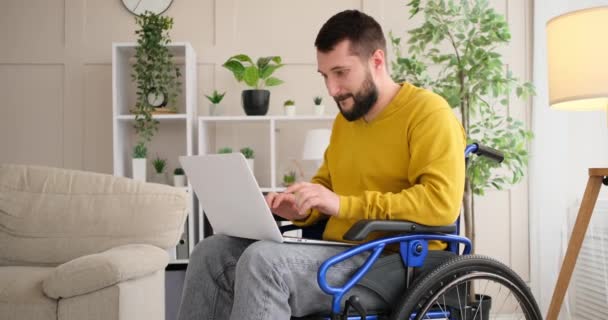 Behinderter Mann feiert Erfolg bei der Arbeit am Laptop — Stockvideo