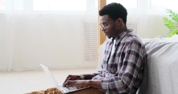Afrikanisch-amerikanischer Mann benutzt Laptop zu Hause — Stockvideo