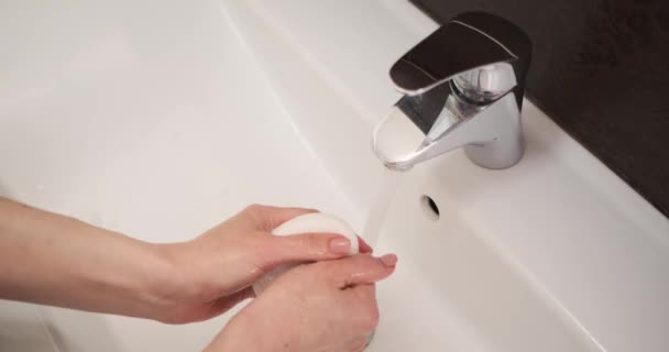 Kobieta myjąca ręce mydłem — Wideo stockowe