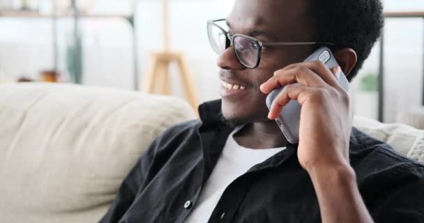 Happy man talking on mobile phone — Stock Video