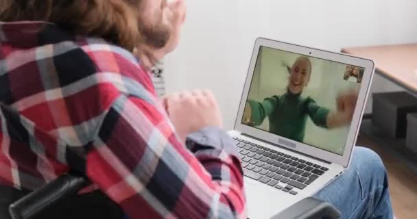 Para tańczy podczas wideo czatu za pomocą laptopa — Wideo stockowe