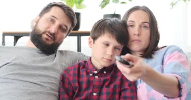 Evde televizyon izleyen sıkıcı bir aile.