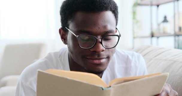 Uomo afroamericano leggere libro a casa — Video Stock