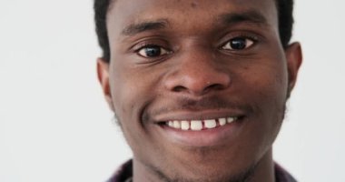 Gülümseyen Afrikalı Amerikalı adamın yüzü