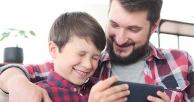 Baba ve oğul evde cep telefonunuzun