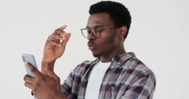 Adam cep telefonuyla olumsuz haber alınca şok oldu.