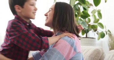 Sevgi dolu bir anne oğluna kucak açıyor.