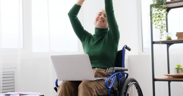 Gehandicapte vrouw zittend in rolstoel dansen en plezier hebben — Stockvideo