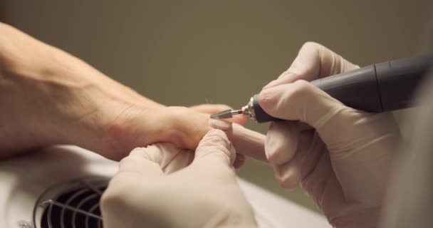 Pedicurista de limpieza de uñas de los pies por un cortador de fresado — Vídeo de stock