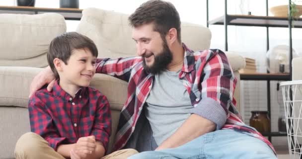 Отец и сын веселятся дома — стоковое видео