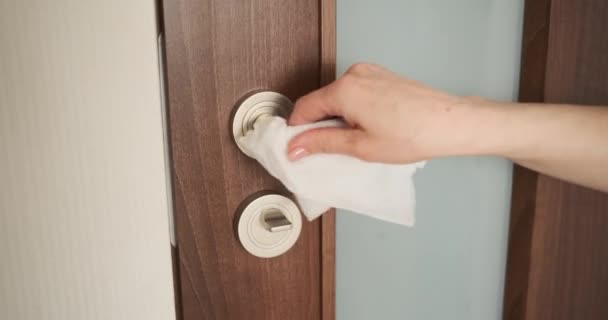 Žena čištění kliky dveří pomocí tkáně — Stock video