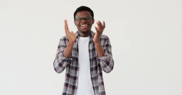 Hombre afroamericano aplaudiendo y celebrando — Vídeo de stock