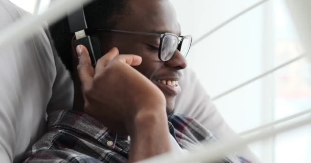Афроамериканець слухає музику на навушниках. — стокове відео