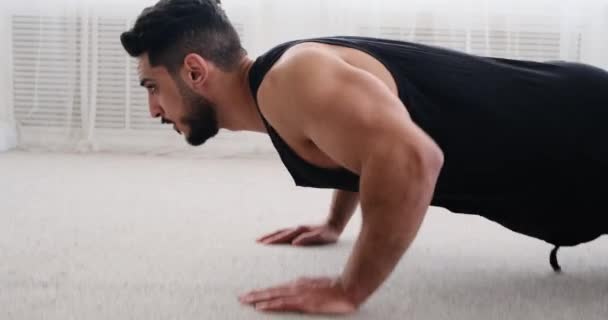 Ung man gör push up motion — Stockvideo