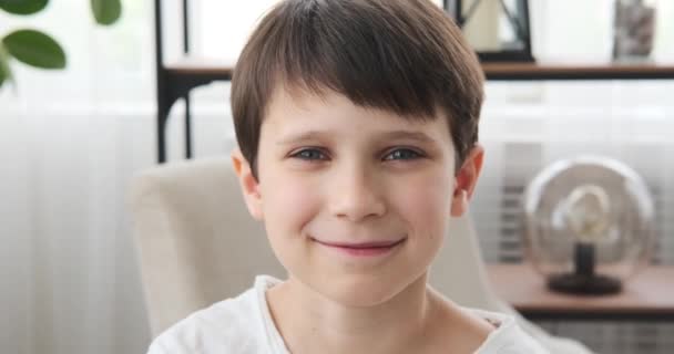 A fiú arcképe, ahogy otthon mosolyog. — Stock videók