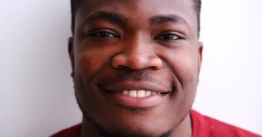 Mutlu Afrikalı Amerikalı adam gülümsüyor.