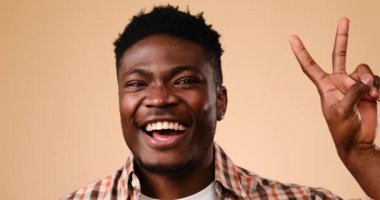 Mutlu Afrikalı Amerikalı adam V işareti veriyor
