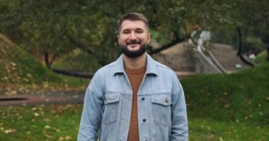 Minnettar adam elini göğsüne koydu.