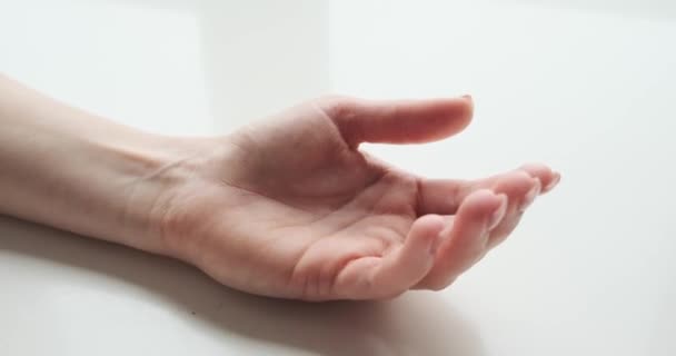 Kezelés céljából tablettát szedő nő kezei — Stock videók