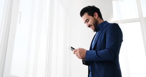 Mensagens de texto jovem empresário usando telefone celular — Vídeo de Stock