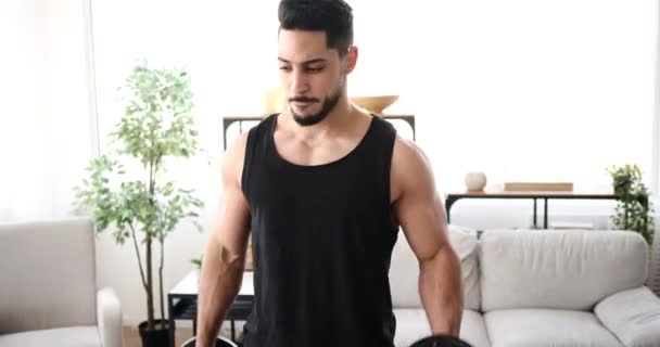 Man doet biceps oefening met halters — Stockvideo