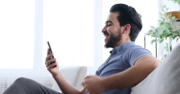 Giovane uomo gesticolare mentre video chat utilizzando il telefono cellulare — Video Stock