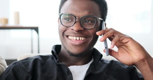 Šťastný mladý muž mluví na mobilním telefonu — Stock video