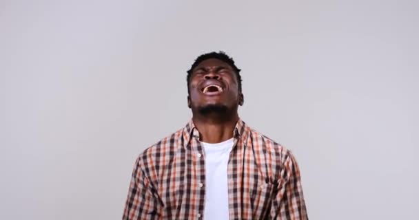 Hombre afroamericano estresado gritando — Vídeos de Stock