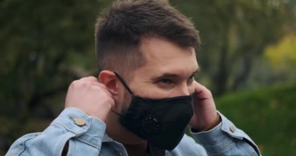 男子摘除防护口罩后吸入新鲜空气 — 图库视频影像