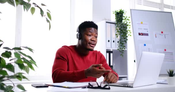 アフリカ系アメリカ人ビジネスマンがビデオ会議にラップトップを使う — ストック動画