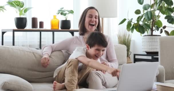 Mama i syn cieszą się zabawnym filmem na laptopie — Wideo stockowe