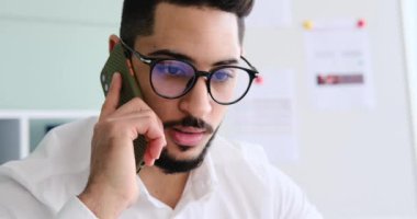 İş adamı cep telefonuyla konuşuyor. 