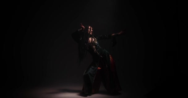 Bella donna con i capelli lunghi che ballano su sfondo nero — Video Stock