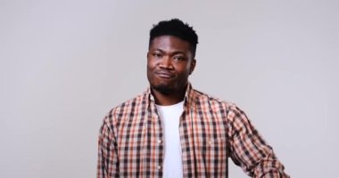 Afro-Amerikalı adam bana jest diyor.