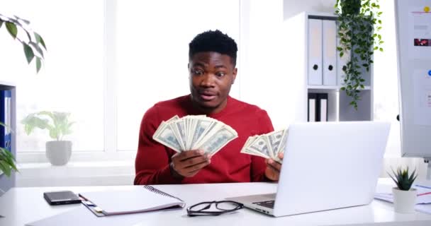 Афроамериканский бизнесмен машет поклонником наличных долларовых купюр — стоковое видео