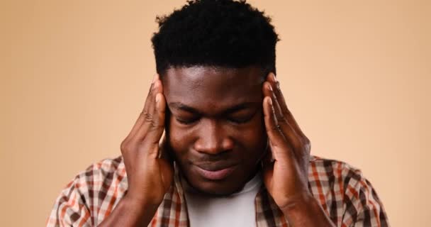 Hombre que sufre de dolor de cabeza intenso — Vídeos de Stock