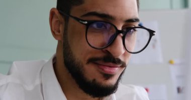 Ofiste çalışan gülümseyen işadamı