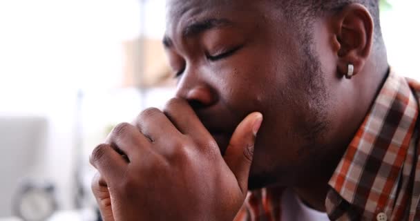 Rostro del hombre afroamericano estresado agitando la cabeza — Vídeos de Stock
