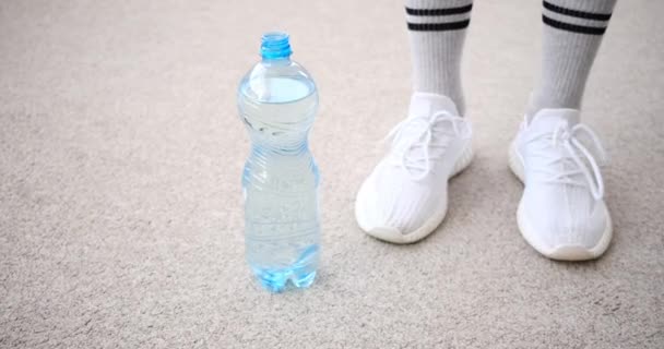 Hombre beber agua después del entrenamiento — Vídeos de Stock