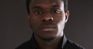 Ciddi bir Afrikalı Amerikalının Yüzü