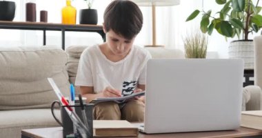 Çocuk kitap yazıyor, evde çalışıyor.