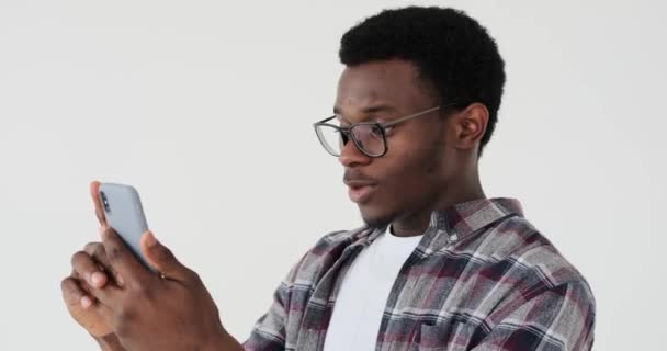 Hombre sorprendido de recibir buenas noticias con el teléfono móvil — Vídeo de stock