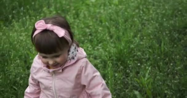 Lille pige går på græs – Stock-video