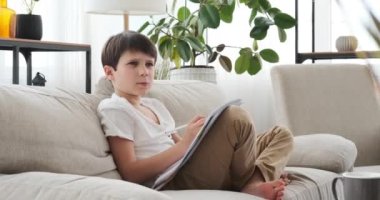 Ev ödevi evde oğluyla anne yardım