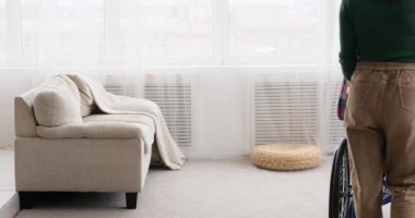 Kadın engelli kocasıyla evde vakit geçiriyor.