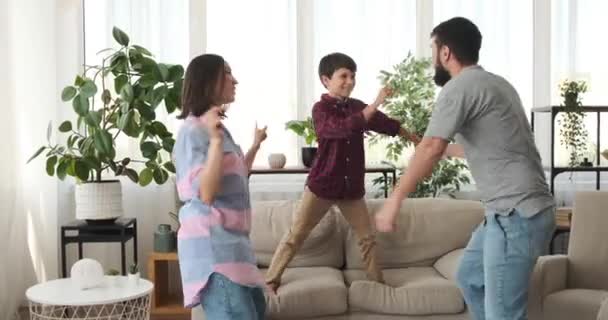 Çılgın aile evde dans ediyor. — Stok video