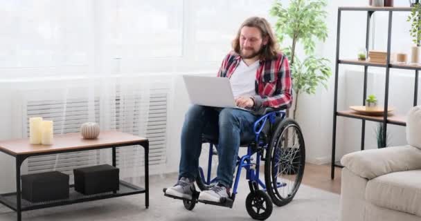 Homem com deficiência videoconferência no laptop — Vídeo de Stock