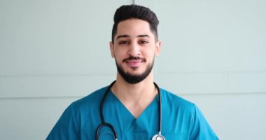 Steteskoplu erkek doktor gülümsüyor.